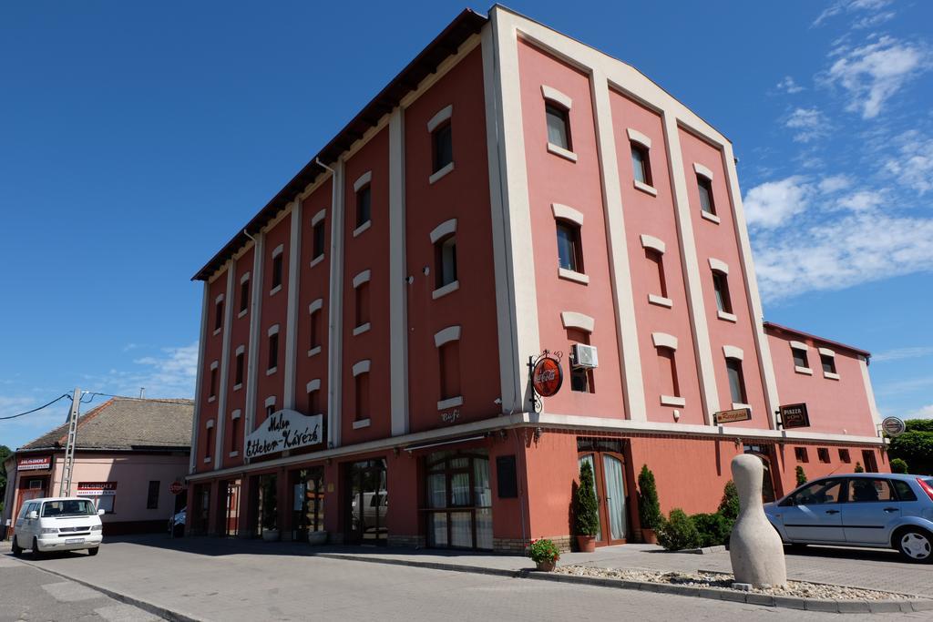 Bed and Breakfast Malom Club Panzio Baja Exterior foto